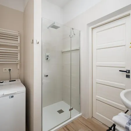 Апартаменты Courtyard In Pre-war Tenement House 1 Km To Station, Easy Trip To Chopin Airport