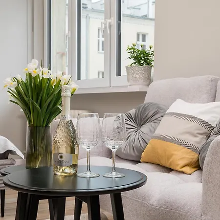 Courtyard In Pre-war Tenement House 1 Km To Station, Easy Trip To Chopin Airport