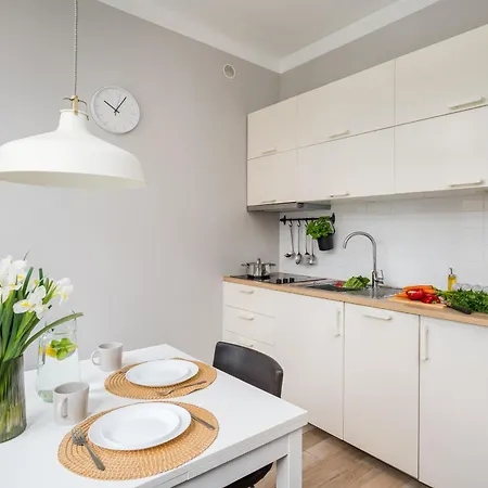 Courtyard In Pre-war Tenement House 1 Km To Station, Easy Trip To Chopin Airport Lägenhet *