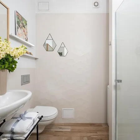 Courtyard In Pre-war Tenement House 1 Km To Station, Easy Trip To Chopin Airport