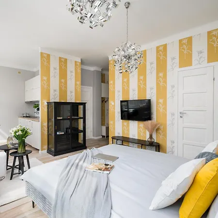 Courtyard In Pre-war Tenement House 1 Km To Station, Easy Trip To Chopin Airport アパート ワルシャワ