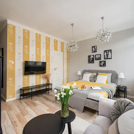 Courtyard In Pre-war Tenement House 1 Km To Station, Easy Trip To Chopin Airport * Warszawa