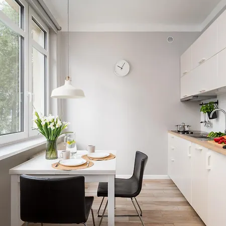 Courtyard In Pre-war Tenement House 1 Km To Station, Easy Trip To Chopin Airport Lägenhet *