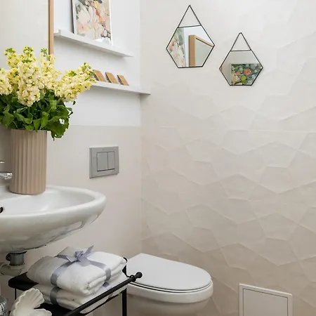 Courtyard In Pre-war Tenement House 1 Km To Station, Easy Trip To Chopin Airport Lägenhet Warszawa