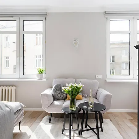 Courtyard In Pre-war Tenement House 1 Km To Station, Easy Trip To Chopin Airport *