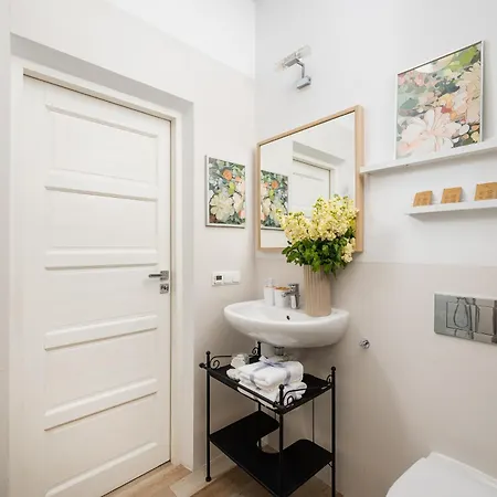 Courtyard In Pre-war Tenement House 1 Km To Station, Easy Trip To Chopin Airport *