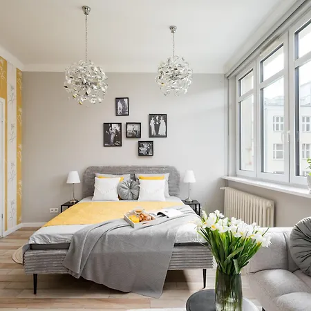 Courtyard In Pre-war Tenement House 1 Km To Station, Easy Trip To Chopin Airport Lägenhet