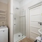 Appartement Courtyard In Pre-war Tenement House 1 Km To Station, Easy Trip To Chopin Airport