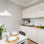 Courtyard In Pre-war Tenement House 1 Km To Station, Easy Trip To Chopin Airport Appartement *
