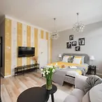 Courtyard In Pre-war Tenement House 1 Km To Station, Easy Trip To Chopin Airport * Warschau