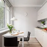 Courtyard In Pre-war Tenement House 1 Km To Station, Easy Trip To Chopin Airport Appartement *