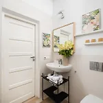 Courtyard In Pre-war Tenement House 1 Km To Station, Easy Trip To Chopin Airport *