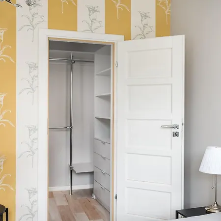 Appartement Courtyard In Pre-war Tenement House 1 Km To Station, Easy Trip To Chopin Airport