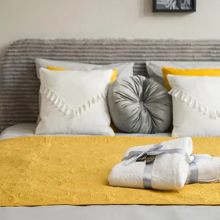 Courtyard In Pre-war Tenement House 1 Km To Station, Easy Trip To Chopin Airport