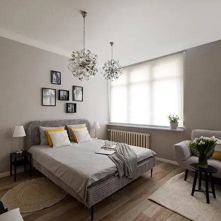 Courtyard In Pre-war Tenement House 1 Km To Station, Easy Trip To Chopin Airport Apartman *