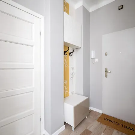 Courtyard In Pre-war Tenement House 1 Km To Station, Easy Trip To Chopin Airport