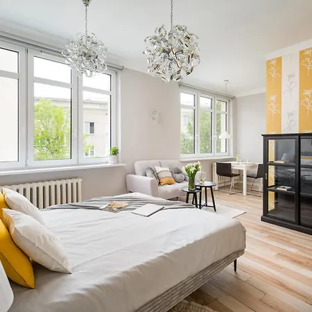 Apartman Courtyard In Pre-war Tenement House 1 Km To Station, Easy Trip To Chopin Airport *